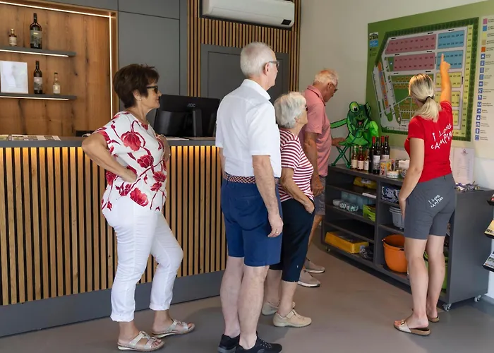 Camping Resort Riegersburg مكان تخييم *