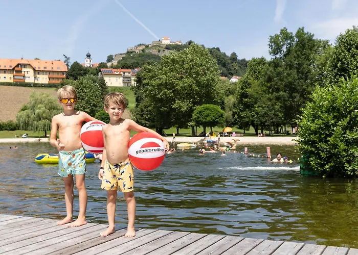 Camping Resort Riegersburg مكان تخييم *